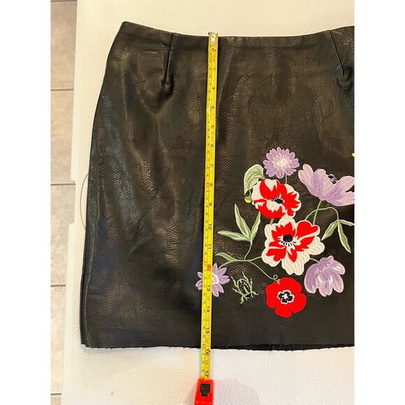 H&M Size US 6 Black Faux Leather Floral Embroidered Mini Raw Hem Biker Skirt - Picture 5 of 6